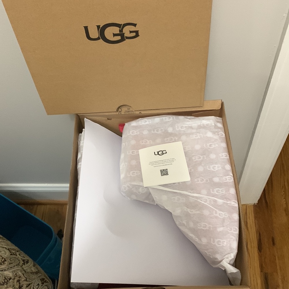 UGG Authentic Classic Clear Mini Waterproof Boots in RED ❤️ NEW size 9 - Picture 8 of 16